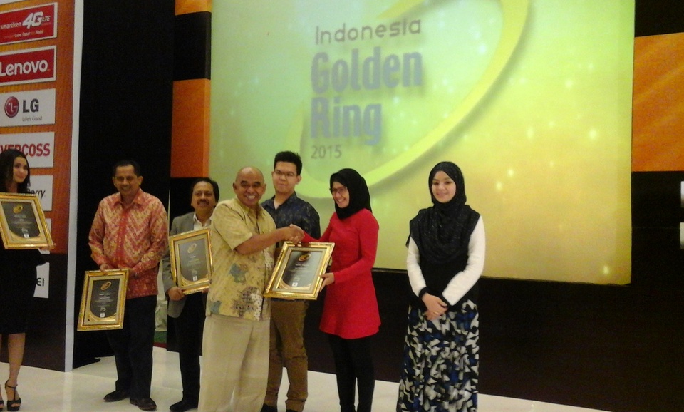 Pemenang kategori operator menerima penghargaan Indonesia Golden Ring Awards (IGRA) 2015, Jakarta, 16 November 2015.