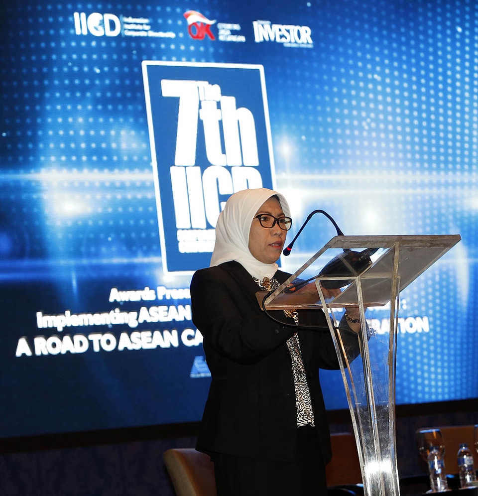 Anggota Dewan Komisioner Otoritas Jasa Keuangan (OJK) Nurhaida memberikan presentasi saat acara The 7th IICD CG Conference & Awards 2015 di Jakarta, 16 November 2015.