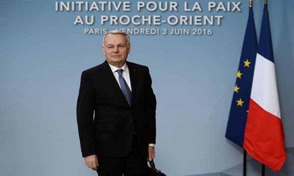 Menteri Luar Negeri Prancis Jean-Marc Ayrault saat tiba di pertemuan internasional dan antar menteri yang bertujuan membangkitkan proses perdamaian Israel-Palestina, di Paris, Jumat, 3 Juni 2016.
