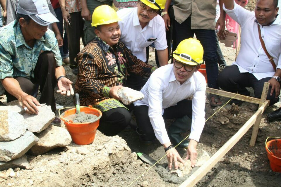 Menteri Ketenagakerjaan,  Hanif Dhakiri (ketiga dari kiri) meletakkan Batu Pertama Perumahan TKI di Desa Karangrejo, Kecamatan Wungu, Kabupaten Madiun, Jawa Timur, Selasa (20/12).

