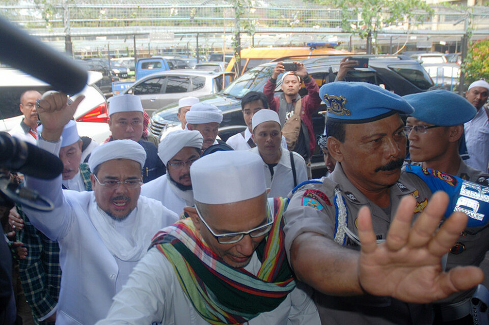 Imam besar Front Pembela Islam (FPI) Rizieq Syihab (kiri) mendatangi Mapolda Jabar untuk menjalani pemeriksaan di Bandung, Jawa Barat, Kamis 12 Januari 2017.