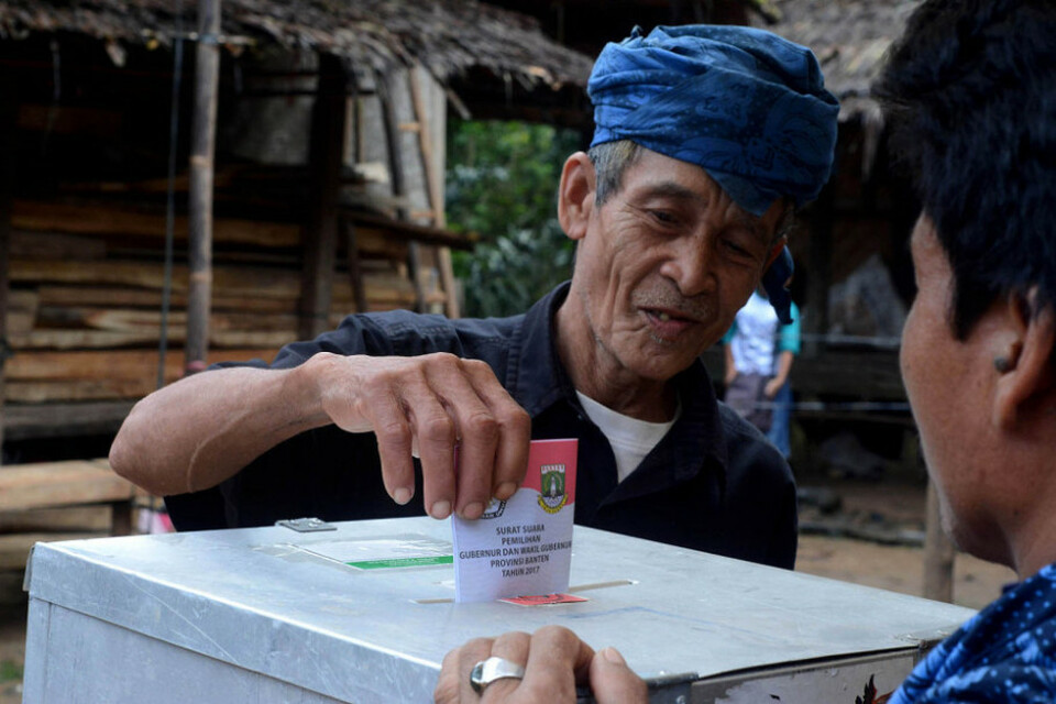 Warga Baduy Luar memasukkan kertas surat suara Pilkada Gubernur/Wagub Banten 2017 di di Tempat Pemungutan Suara (TPS) Desa Kanekes, Kecamatan Leuwidamar, Kabupaten Lebak, Banten, 15 Februari 2017.