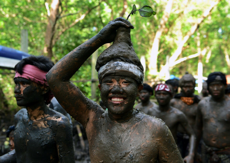 Sejumlah remaja Bali melumuri tubuhnya dengan lumpur saat melaksanakan tradisi 