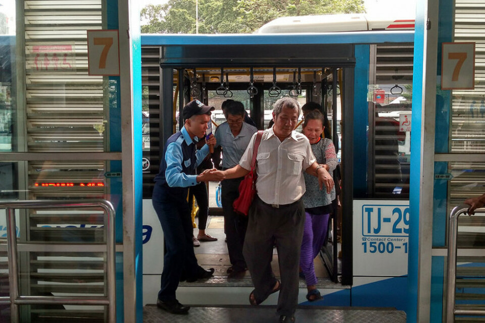 Halte Transjakarta Kampung Melayu Dipadati Penumpang