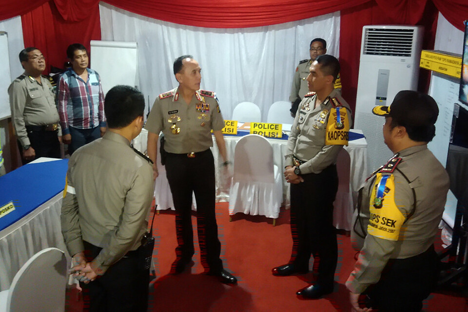 Kapolda Metro Jaya Irjen Pol Mochamad Iriawan mendengarkan penjelasan perihal pengamanan libur Idul Fitri di Ancol Taman Impian dari Kapolres Metro Jakarta Utara, Kombes Pol Dwiyono di Jakarta, 4 Juli 2017.