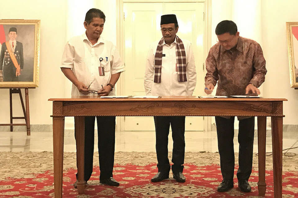 Gubernur DKI, Djarot Saiful Hidayat menyaksikan penandatanganan Perjanjian Kerja Sama Revitalisasi Lapangan Banteng yang dilakukan oleh PT Rekso Nasional Food di Balai Kota DKI, Jakarta, 9 Agustus 2017.
