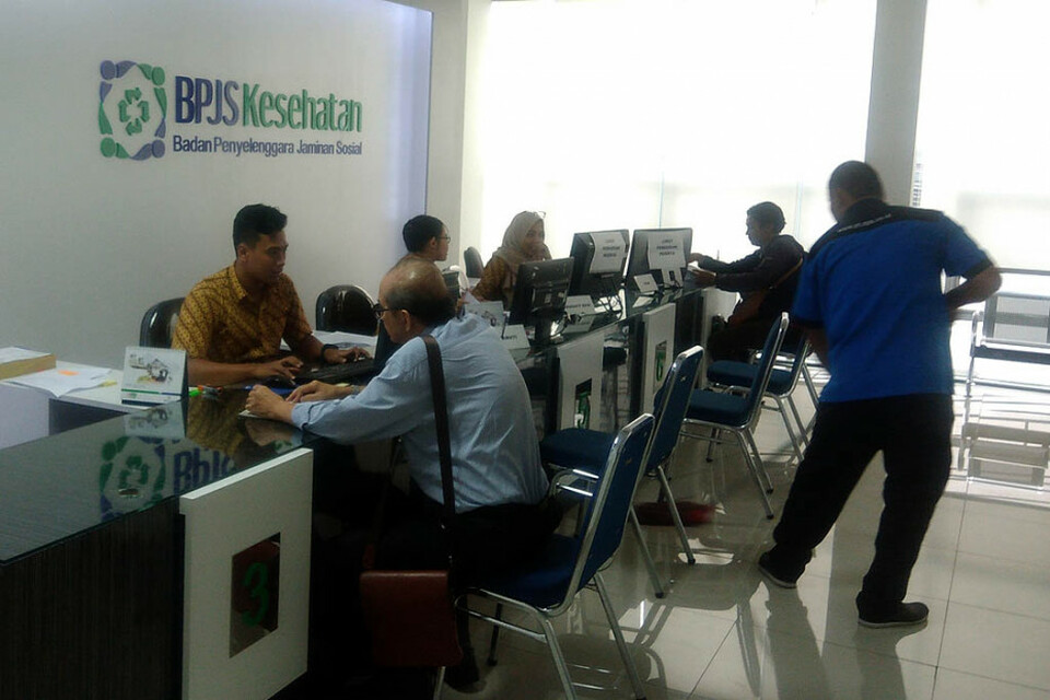 Sejumlah masyarakat peserta BPJS Kesehatan menerima pelayanan di kantor baru BPJS Kesehatan Jakarta Utara di Jalan Plumpang Semper, Kecamatan Koja, 5 September 2017.