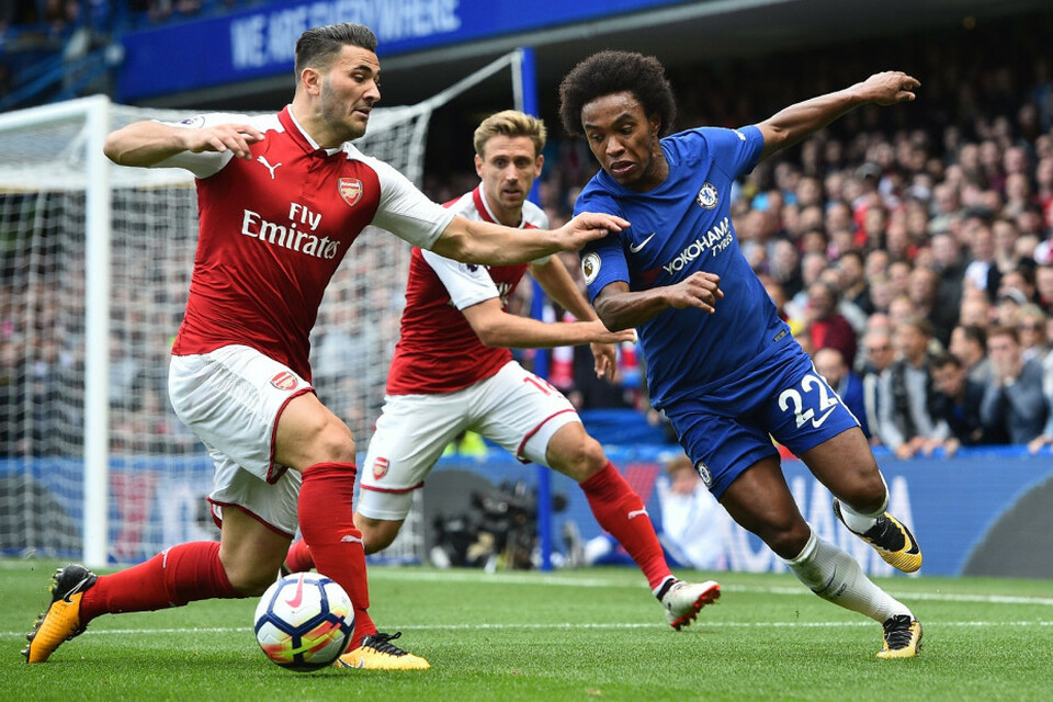 Bek Arsenal Sead Kolasinac (kiri) berusaha mengadang pergerakan gelandang Chelsea Willian di Stamford Bridge, Minggu, 17 September 2017.