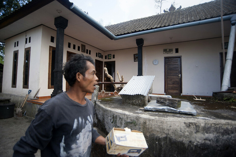 Warga mengemas barang-barangnya untuk mengungsi dari Desa Sebudi yaitu salah satu desa terdekat dengan puncak Gunung Agung, Karangasem, Bali, 20 September 2017.