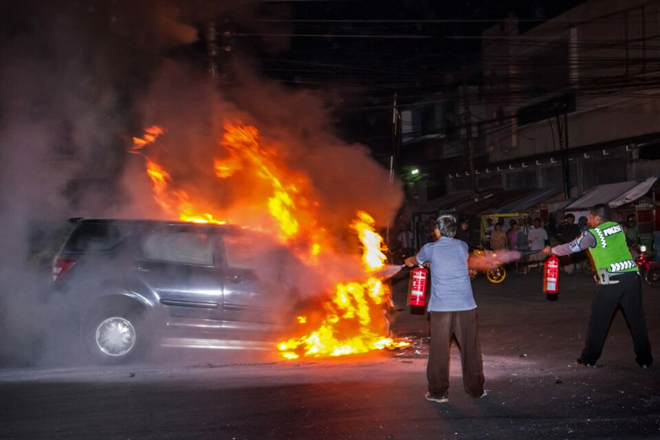 Ilustrasi mobil terbakar.