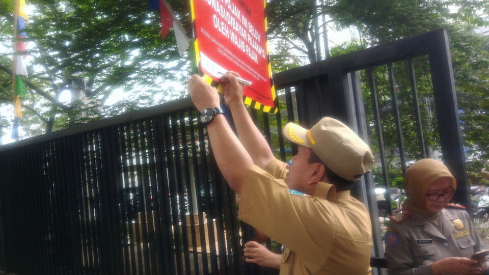 Petugas pajak Pemkot Kota Jakarta Utara melakukan pemasangan stiker dan plang pajak di Koja dan Tanjung Priok, Jakarta Utara pada Selasa 14 Novemvber 2017.