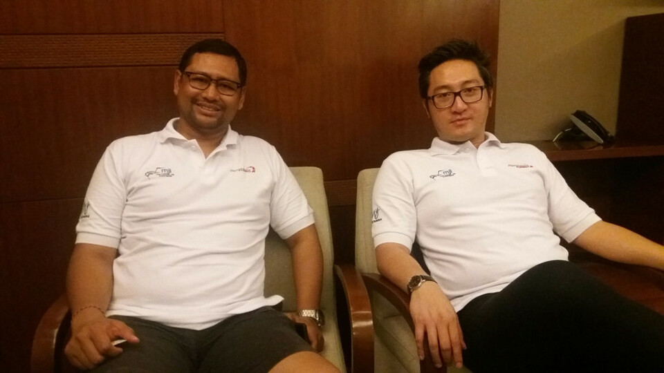 Ketua Mercedes Jip Indonesia Cokorda Adnyana (kiri) dan pejabat Marketing Communicaytion Pertamina Lorenz Sandjaja.