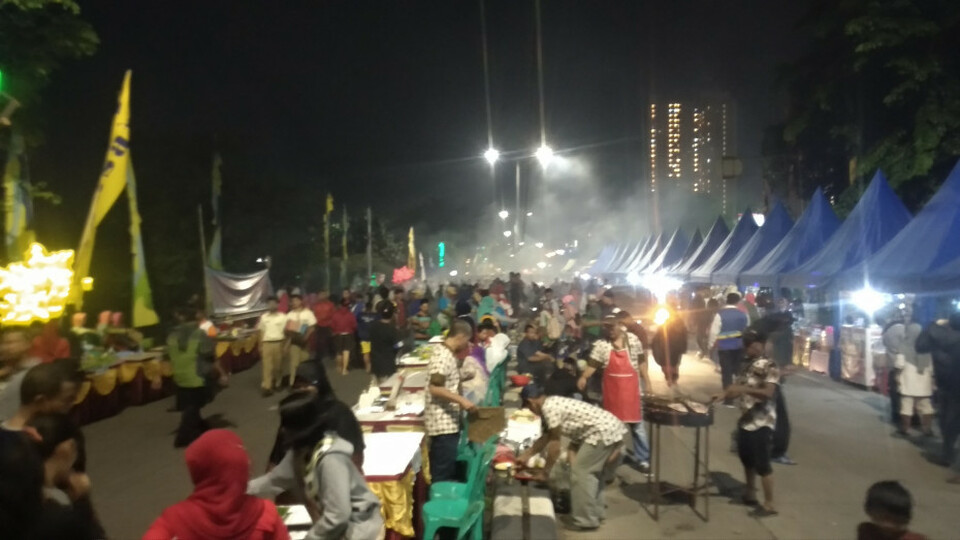 Masyarakat memadati kawasan Danau Sunter, Jakarta Utara pada festival kuliner bahari lomba membakar ikan pada Minggu 31 Desember 2017 malam.