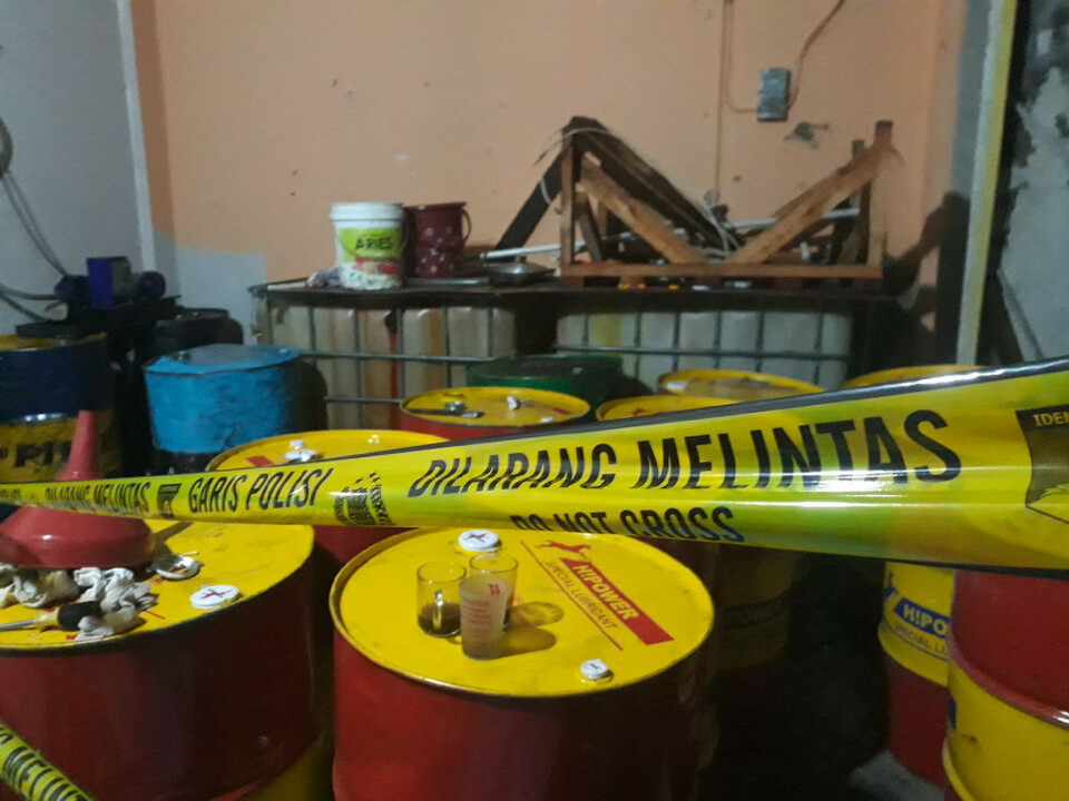 Jajaran Reskrim Polrestro Bekasi Kota menggerebek pabrik rumahan pembuat oli palsu di Bojong Menteng, Rawalumbu, Selasa 23 Januari 2018.