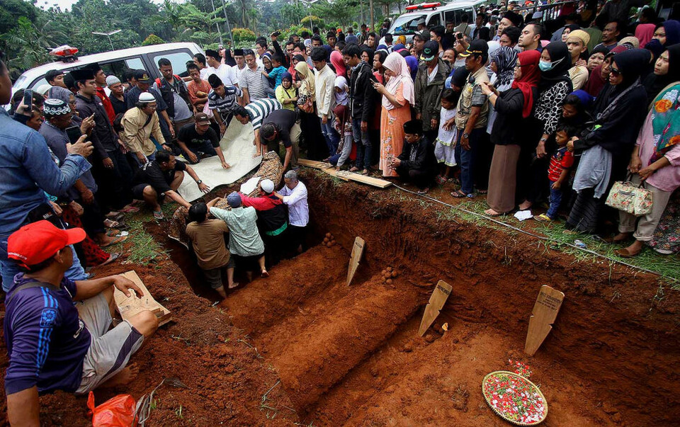 Pemakaman Korban Kecelakaan Bus Di Subang