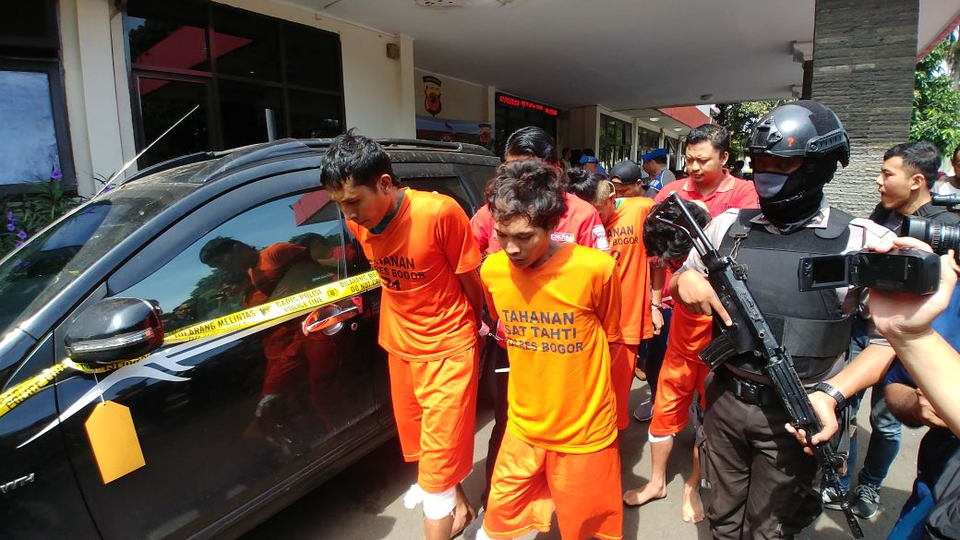 Para pelaku pencurian disertai pembunuhan terharap pengemudi taksi daring di Mapolres Bogor, 7 Maret 2018.