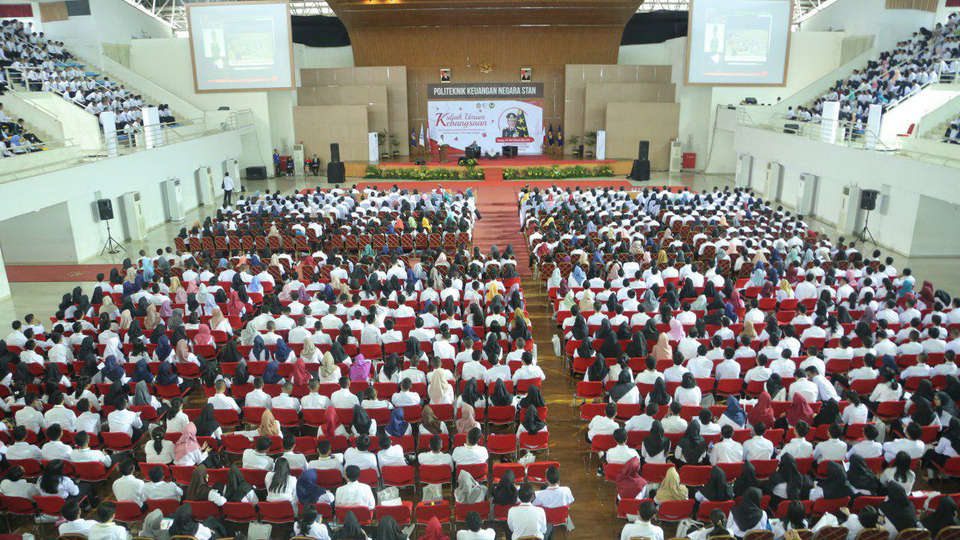 Kuliah umum kebangsaan di depan sekitar 4.000 mahasiswa Politeknik Keuangan Negara (PKN) STAN, Bintaro, Jakarta, Selasa (13/3/2018).