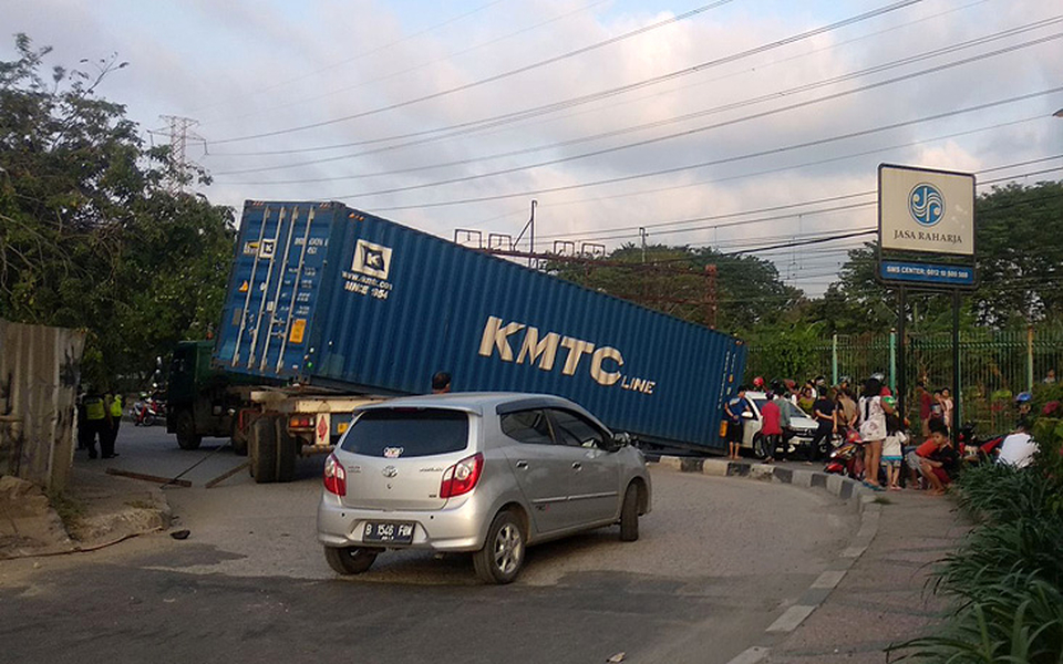 Truk Kontainer Terguling Tutup Jalan Martadinata