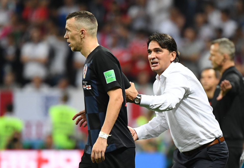 Pelatih Kroasia, Zlatko Dalic (kanan) menyemangati pemainnya Ivan Perisic, saat laga semifinal Piala Dunia 2018 melawan Inggris, Rabu, 11 Juli 2018.
