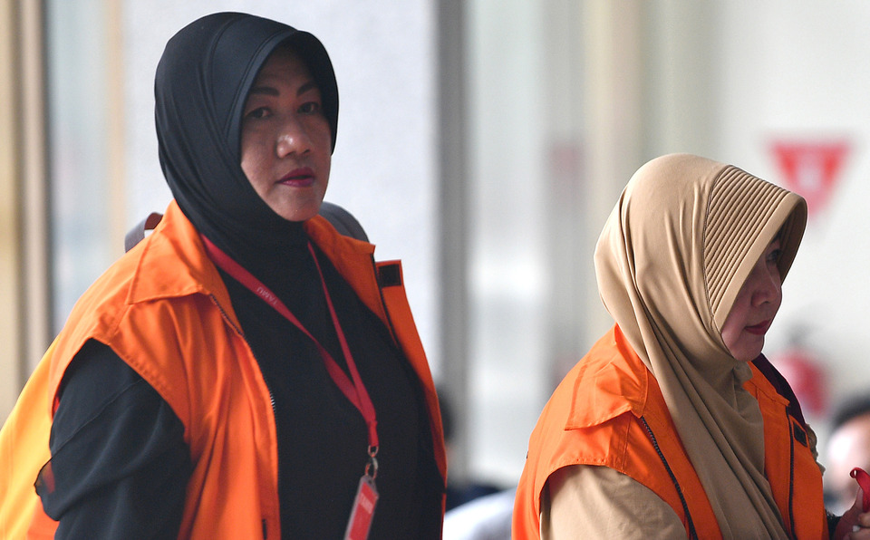 Tersangka selaku anggota DPRD Kota Malang Een Ambarsari (kanan) dan Asia Iriani tiba untuk menjalani pemeriksaan di gedung KPK, Jakarta, 6 September 2018.