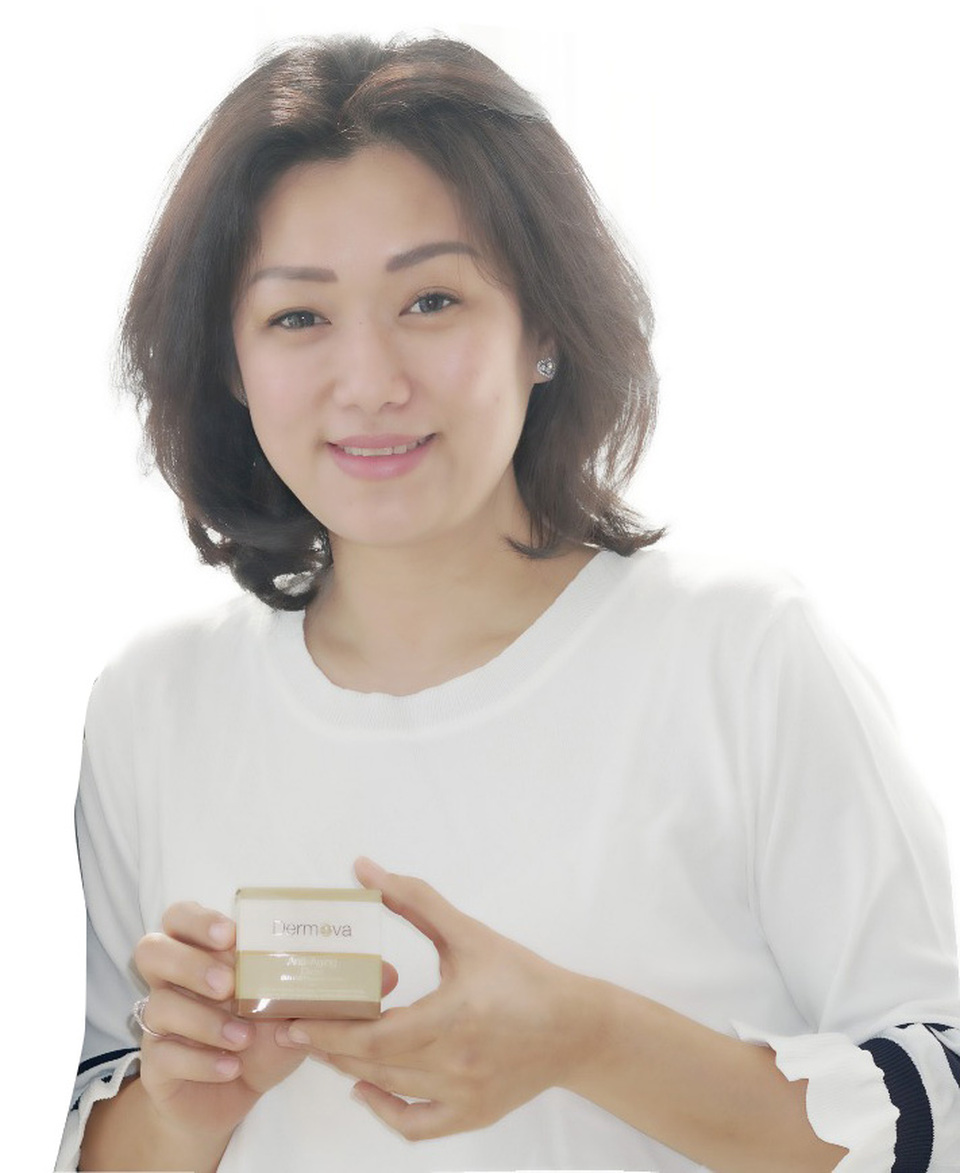 Model tengah menunjukkan produk kosmetik Dermeva Anti-Aging Cream, di Jakarta, Kamis (27/9).