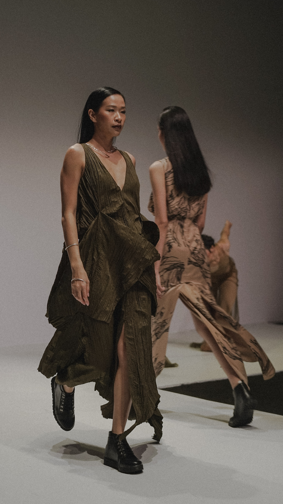Para model memamerkan koleksi baru aksesoris Mildmay yang diluncurkan di ajang Jakarta Fashion Week 2018, mengenakan busana rancangan Etterette by Vivian Lee.  