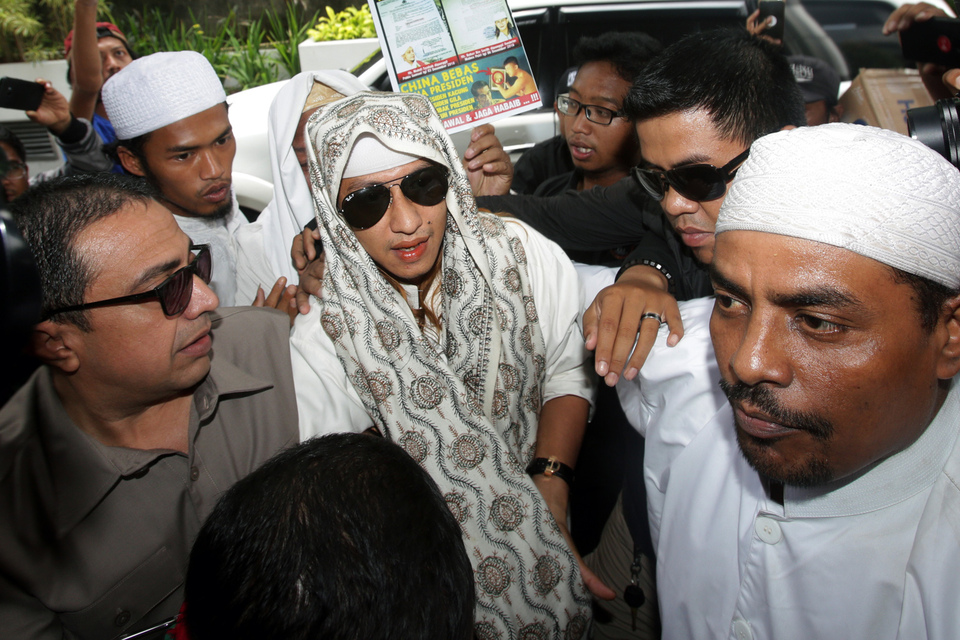 Bahar bin Smith (tengah) memasuki gedung saat akan menjalani pemeriksaan di Bareskrim Polri, Jakarta, 6 Desember 2018.