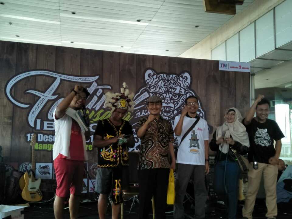 Jimly Asshiddiqie (ketiga kiri) bersama Musang Lovers Jakarta di Mangga Dua Square, Jakarta Pusat, Minggu (16/12).