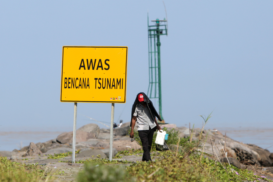 Rambu peringatan bahaya tsunami.