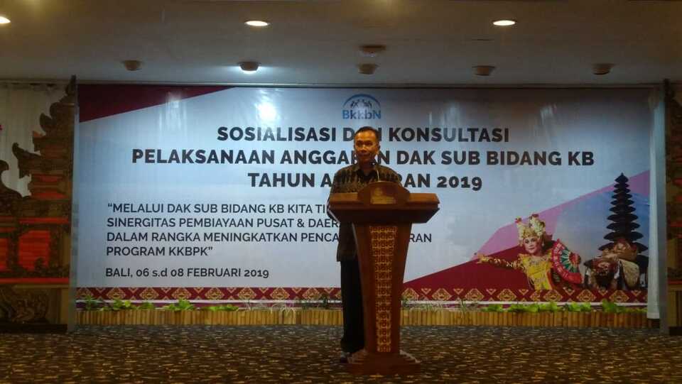 Sekretaris Utama BKKBN, Nofrijal, memberikan sambutan pada
pembukaan kegiatan sosialisasi dan konsultasi dana alokasi khusus wilayah regional III di Denpasar, Bali, Rabu (6/2) malam.