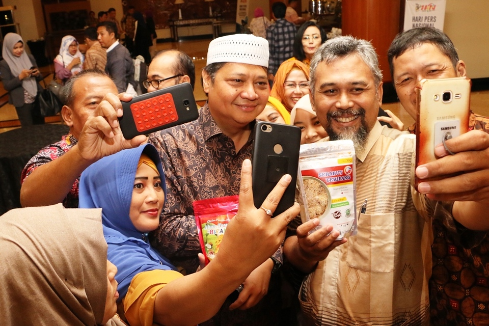 Menteri Perindustrian Airlangga Hartarto berfoto bersama dengan para pelaku industri kecil dan menengah (IKM) Surabaya seusai menjadi narasumber pada Seminar Nasional Pengembangan UMKM dan Workshop Menembus Pasar Digital di Surabaya, Kamis (7/2).