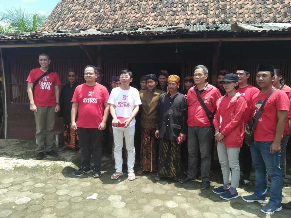 Pengurus dan kader PSI bersama Komunitas penghayat kepercayaan di Pekuncen, Banyumas, Jawa Tengah, Minggu (24/2).