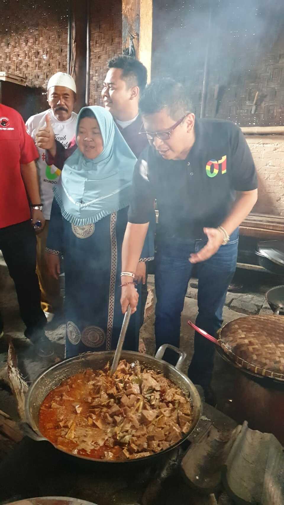 Sekretaris Tim Kampanye Nasional (TKN) Joko Widodo (Jokowi)-KH Ma'ruf Amin, Hasto Kristiyanto menyaksikan proses memasak di Warung Makan Bu Gundil, Lampung, Sabtu, 2 Maret 2019.