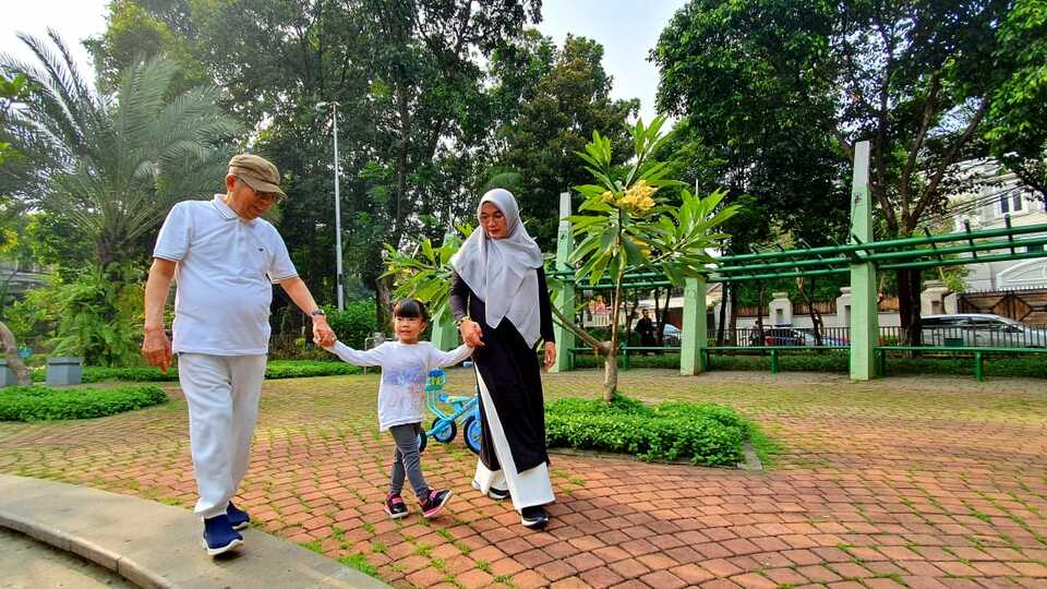 KH Ma'ruf Amin bersama bersama istri Nyai Wury Estu Handayani menghabiskan hari kedua masa tenang dengan bersantai di rumah dan bermain dengan cucu di Taman Kodok, Menteng, Senin, 15 April 2019.