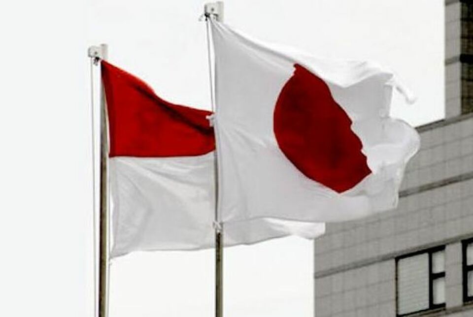 Bendera Indonesia dan bendera Jepang. 