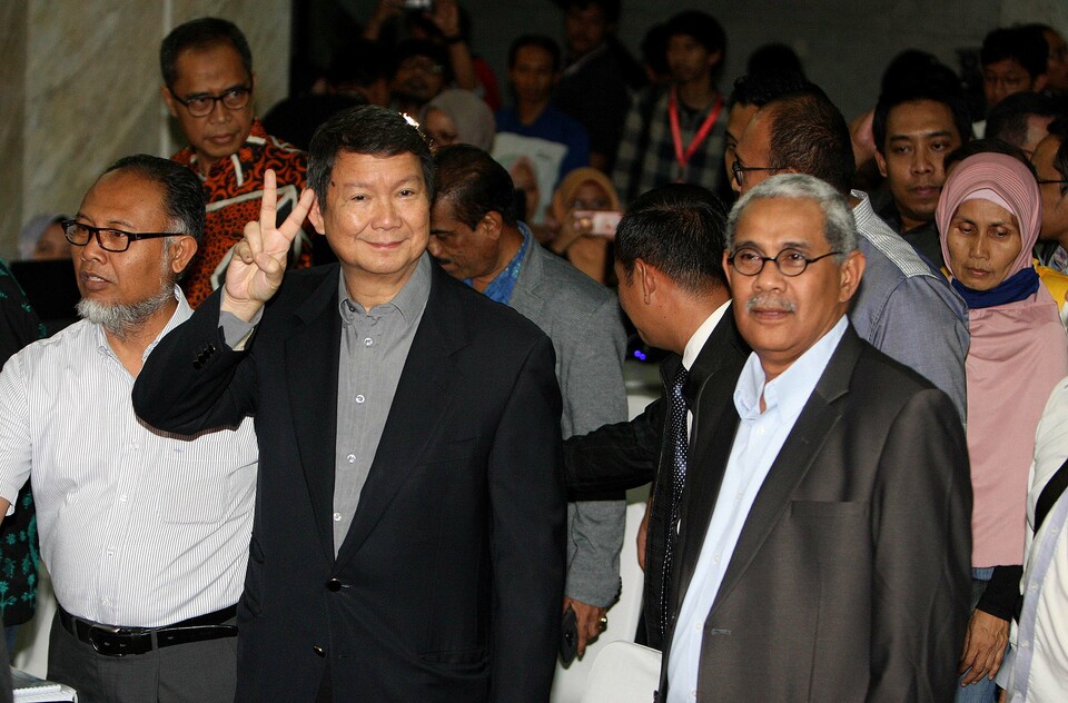 Ketua Tim Hukum Badan Pemenangan Nasional (BPN) calon Presiden dan Wakil Presiden nomor urut 02 Bambang Widjojanto (kiri) bersama Penanggung jawab tim hukum Hashim Djojohadikusumo (tengah), melakukan pendaftaran gugatan perselisihan hasil Pemilihan Presiden dan Wakil Presiden 2019 di Gedung Mahkamah Konstitusi, Jakarta, Jumat 24 Mei 2019 malam.