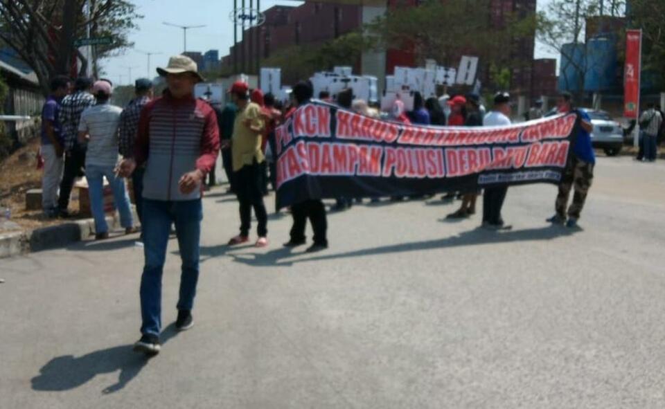 Ratusan warga yang tergabung dalam Koalisi Masyarakat Jakarta Utara dan Formalin (Forum Masyarakat Peduli Lingkungan) menuntut PT. Karya Citra Nusantara (KCN) menghentikan aktivitas bongkar muat batubara
