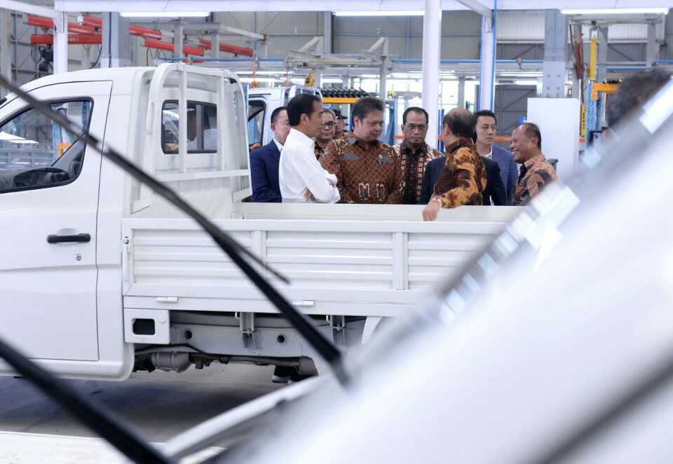 Presiden Joko Widodo meninjau pabrik mobil Esemka di Boyolali, Jawa Tengah, Jumat, 6 September 2019.