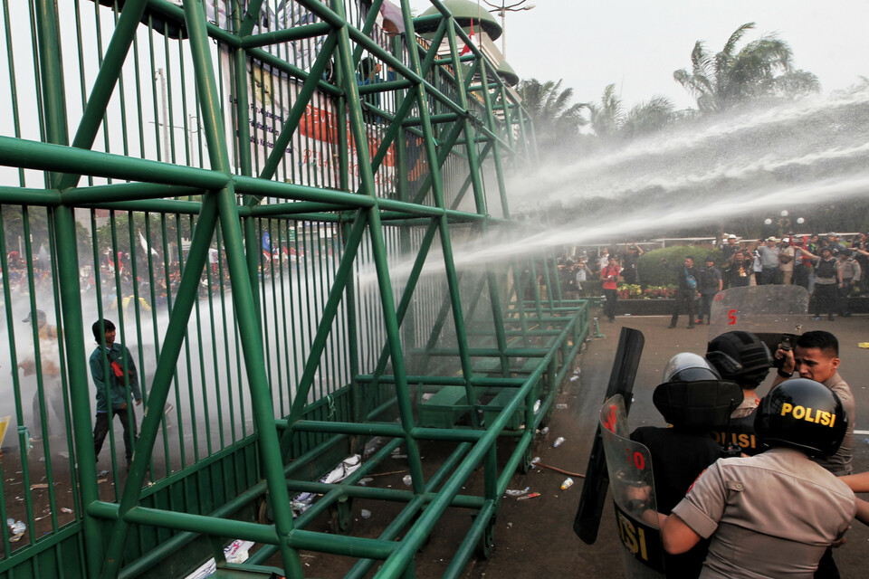 Demo Di DPR Ricuh, Polisi Tembakkan Water Cannon