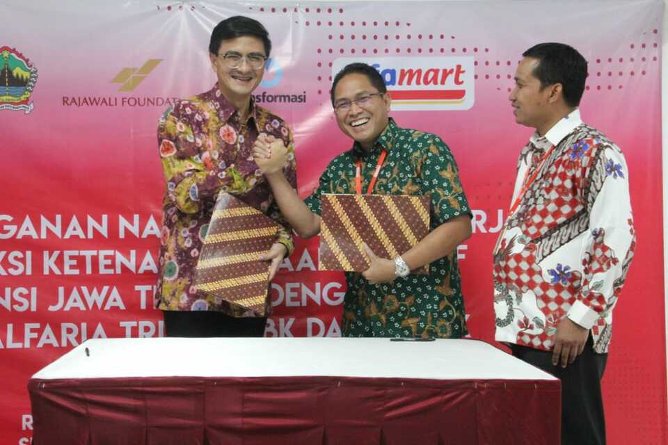 Rajawali Foundation menandatangani kerja sama dengan Alfamart untuk membuat pemodelan program kesiapan kerja dan pelatihan kecakapan kerja bagi genarasi muda kurang mampu dan rentan, termasuk disabilitas, di Semarang, Jawa Tengah.