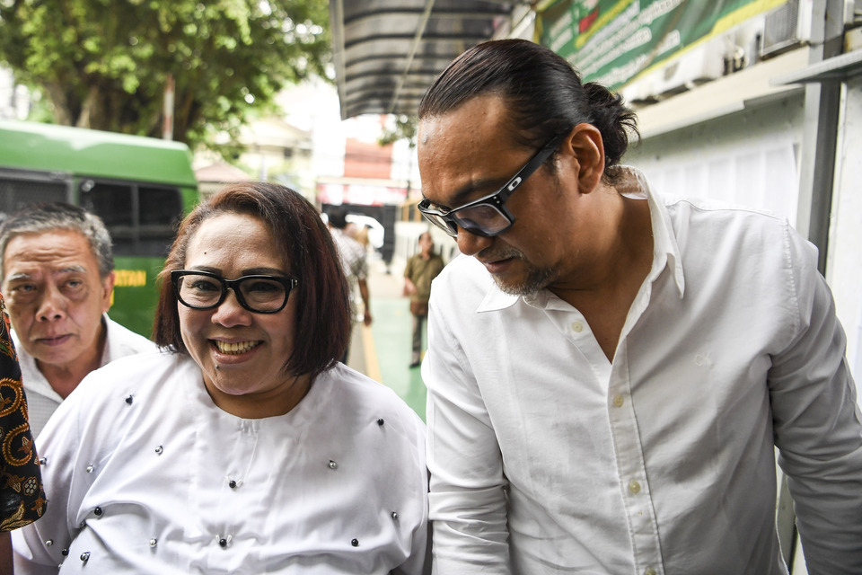 Tri Retno Prayudati alias Nunung dan suaminya July Jan Sambiran.
