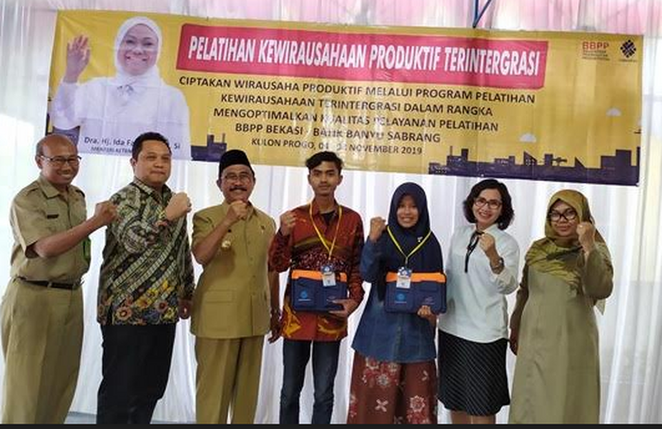 Peserta pelatihan wirausaha membatik di Kulon Progo foto bersama di Kulon Progo, Senin (4/11/2019).