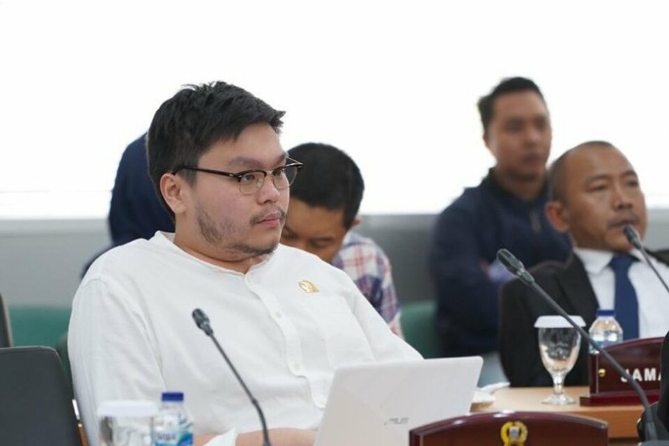 Anggota Fraksi PSI DPRD DKI Jakarta William Aditya Sarana dalam rapat Komisi A DPRD DKI Jakarta.