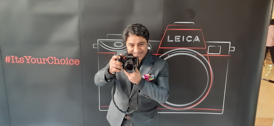 Managing Director of Leica Camera Asia Pasific Sunil Kaul memamerkan kamera anyar Leica SL2 di Plaza Senayan, Jakarta Selatan, Rabu (20/11/2019).