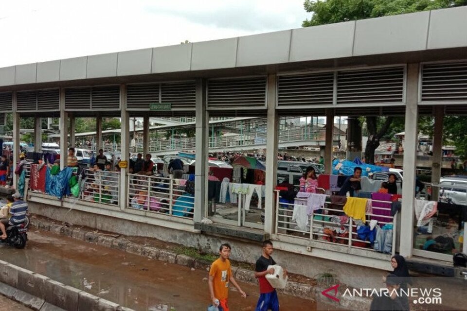 Halte TransJakarta yang dijadikan tempat pengungsian warga korban banjir Jakarta.