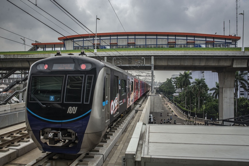 Rangkaian kereta MRT melintas di bawah Halte Transjakarta Centrale Stichting Wederopbouw (CSW) koridor 13 di Jakarta, Selasa (31/12/2019). Pemprov DKI Jakarta akan melakukan pengerjaan fisik desain ulang Halte CSW yang belum difungsikan tersebut dengan konsep terintegrasi Stasiun MRT ASEAN. 