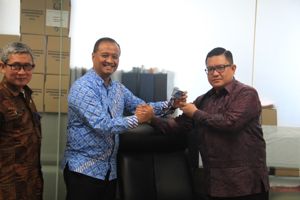 Serah terima jabatan Direktur Utama (Dirut) PT Transjakarta, dari Agung Wicaksono (batik biru) kepada Donny Andi Saragih, Kamis, 23 Januari 2020.
