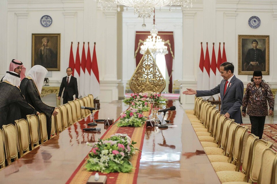 Presiden Joko Widodo (dua kanan) menerima Sekjen Rabithah Al-Alam Al-Islami atau Liga Muslim Dunia Mohammad bin Abdulkarim Al-Issa (tiga kiri) di Istana Merdeka, Jakarta, Rabu, 26 Februari 2020.
