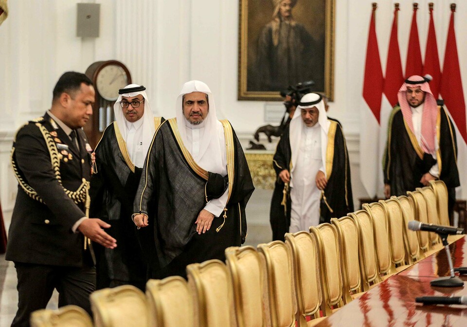 Sekjen Rabithah Al-Alam Al-Islami atau Liga Muslim Dunia Mohammad bin Abdulkarim Al-Issa (tengah) saat akan bertemu Presiden RI Joko Widodo di Istana Merdeka, Jakarta, Rabu, 26 Februari 2020.