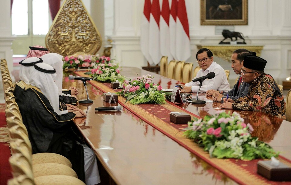 Presiden Joko Widodo (kedua kanan) bersama sejumlah menteri kabinet menerima Sekjen Rabithah Al-Alam Al-Islami atau Liga Muslim Dunia Mohammad bin Abdulkarim Al-Issa (kiri) di Istana Merdeka, Jakarta, Rabu, 26 Februari 2020.